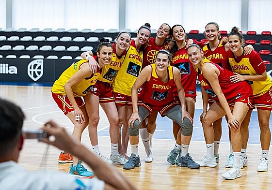 Iyana Martín, junto a varias jugadoras de la selección.