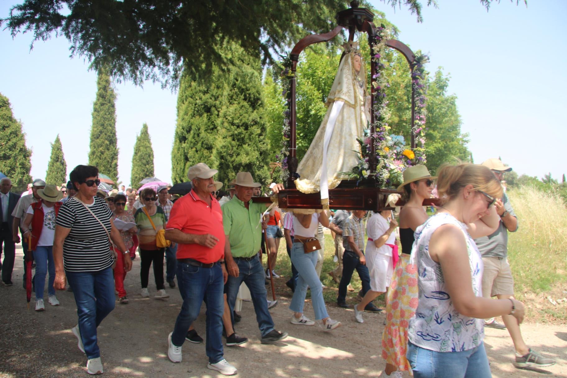 Un millar de romeros en El Cañedo