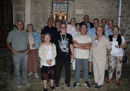 Jesús Piña, en el centro, junto a los vecinos que le acompañaron en la vigilia de la Virgen del Rocío.