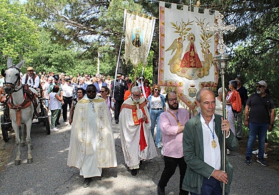 Los estandartes de la virgen marcaban el paso hacia el santuario