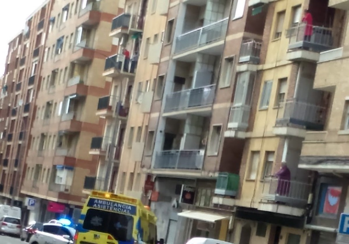 Un conductor de autobús sufre una indisposición en Comuneros y acaba en el hospital