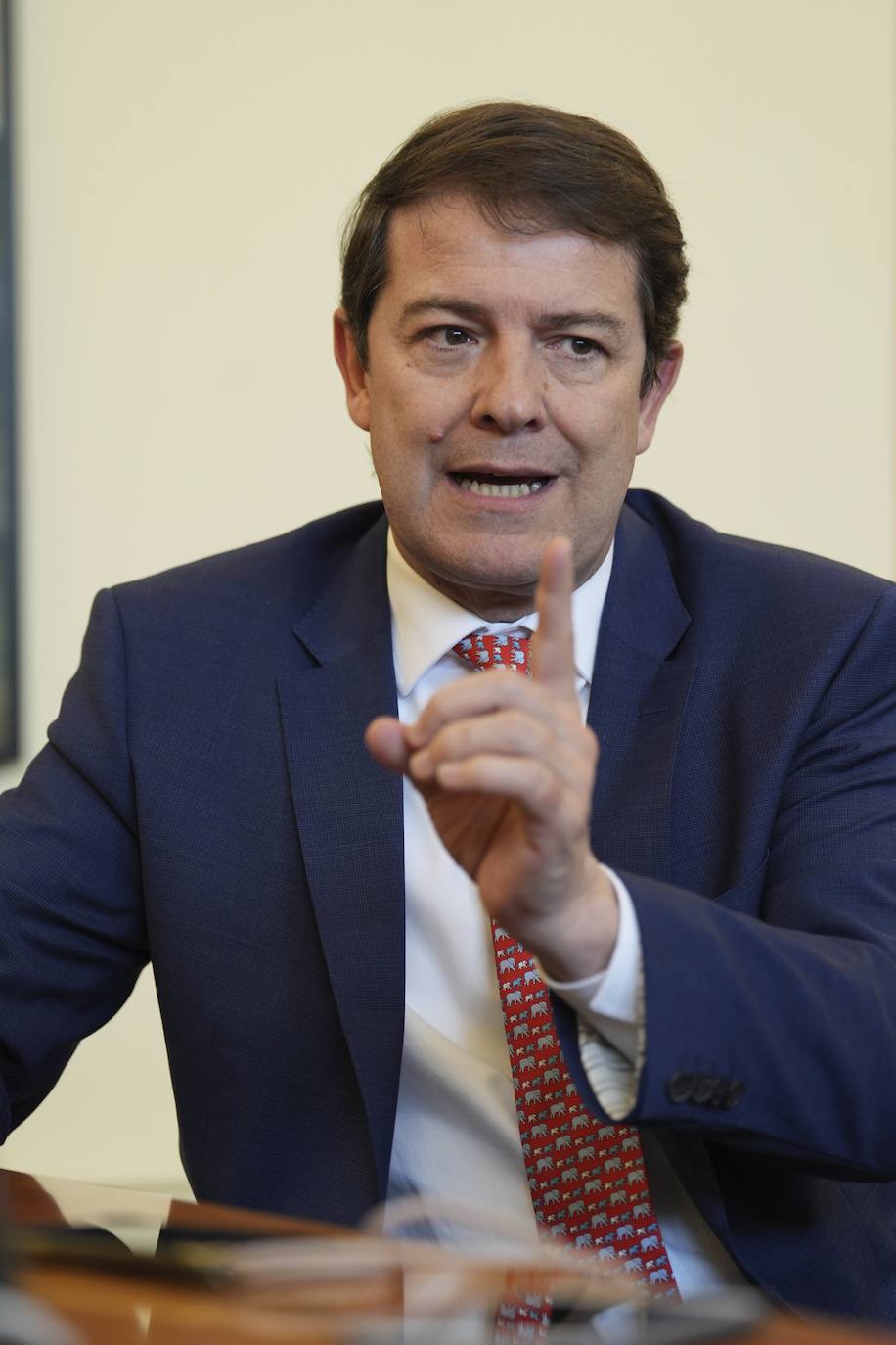 Mañueco carga contra el Gobierno por eliminar paradas del AVE: «Es un mazazo premeditado al medio rural»