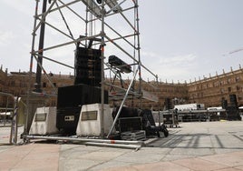 Montaje de las torres de luz y sonido para el espectáculo Nexus en la Plaza Mayor.