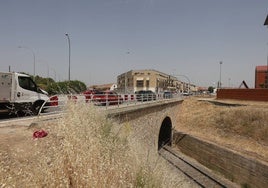 Vehículos sobre el puente de la avenida Saavedra y Fajardo que se derribará para elevar su altura.