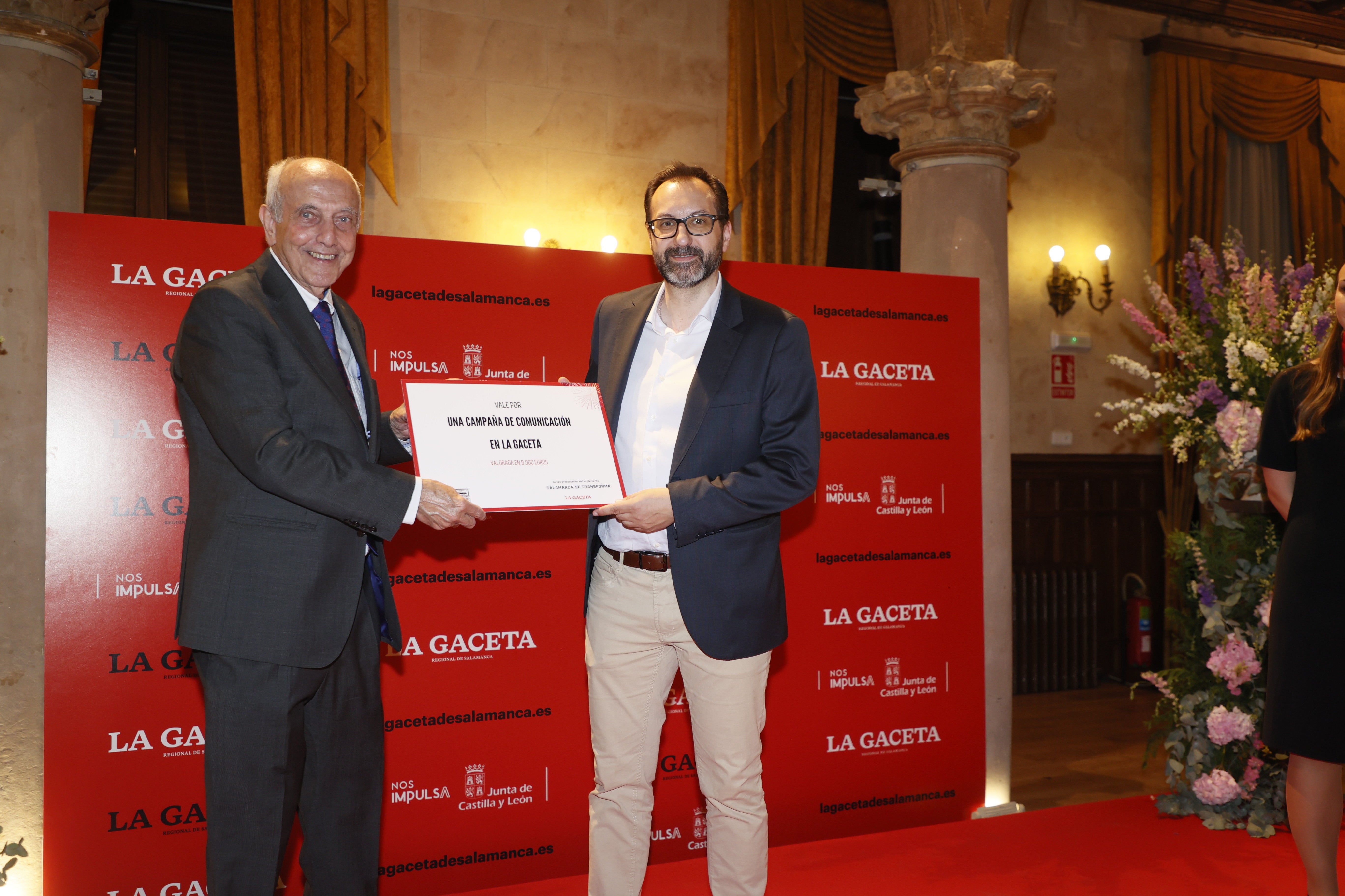 Jesús Seijo (Banco Sabadell), recogió, de manos de Pedro Díaz -presidente de Gruposa- el premio de una campaña de comunicación de refuerzo de marca, a través de LA GACETA, valorada en 8.000 euros, además de una suscripción al diario.