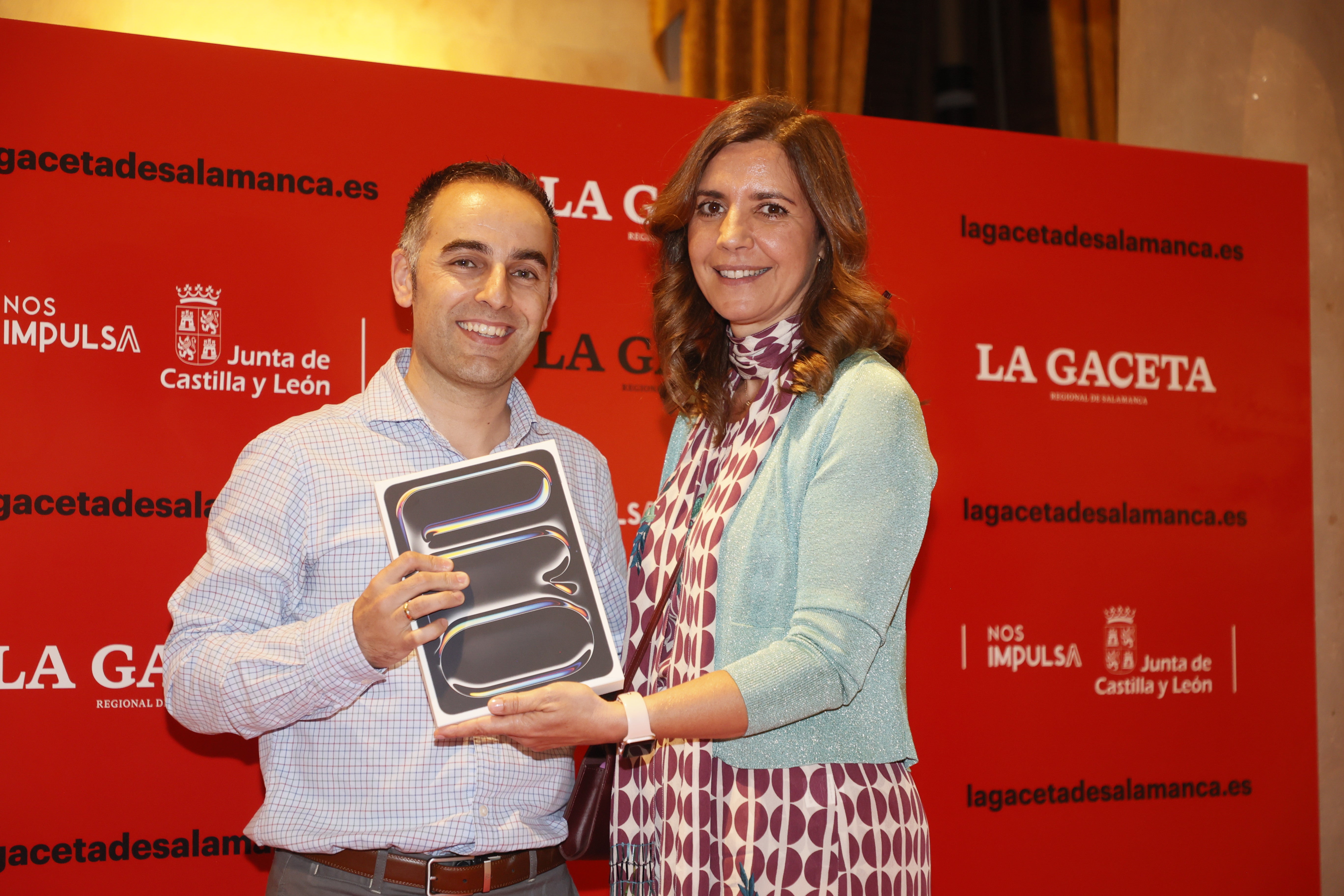 La directora comercial de LA GACETA, Susana Sánchez, fue la encargada de entregar un Ipad Pro 256GB a Francisco González (Hotel Hospes Palacio de San Esteban).