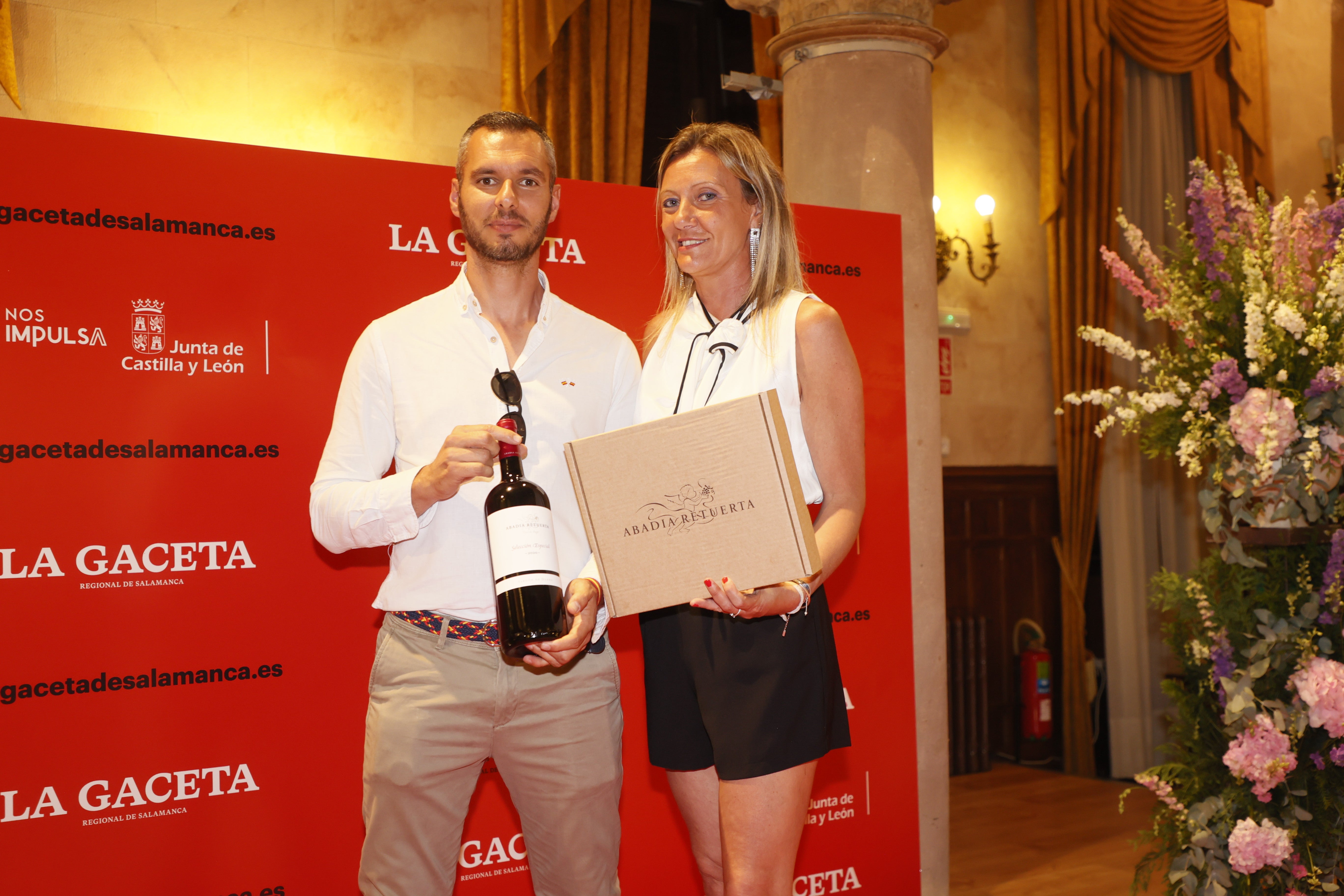 Abadía Retuerta regala a José María Barbero (ICPOR) una botella Magnum 'Selección Especial', una visita la bodega del siglo XII y cata de sus vinos. Entregó Marta Silva, de LA GACETA.