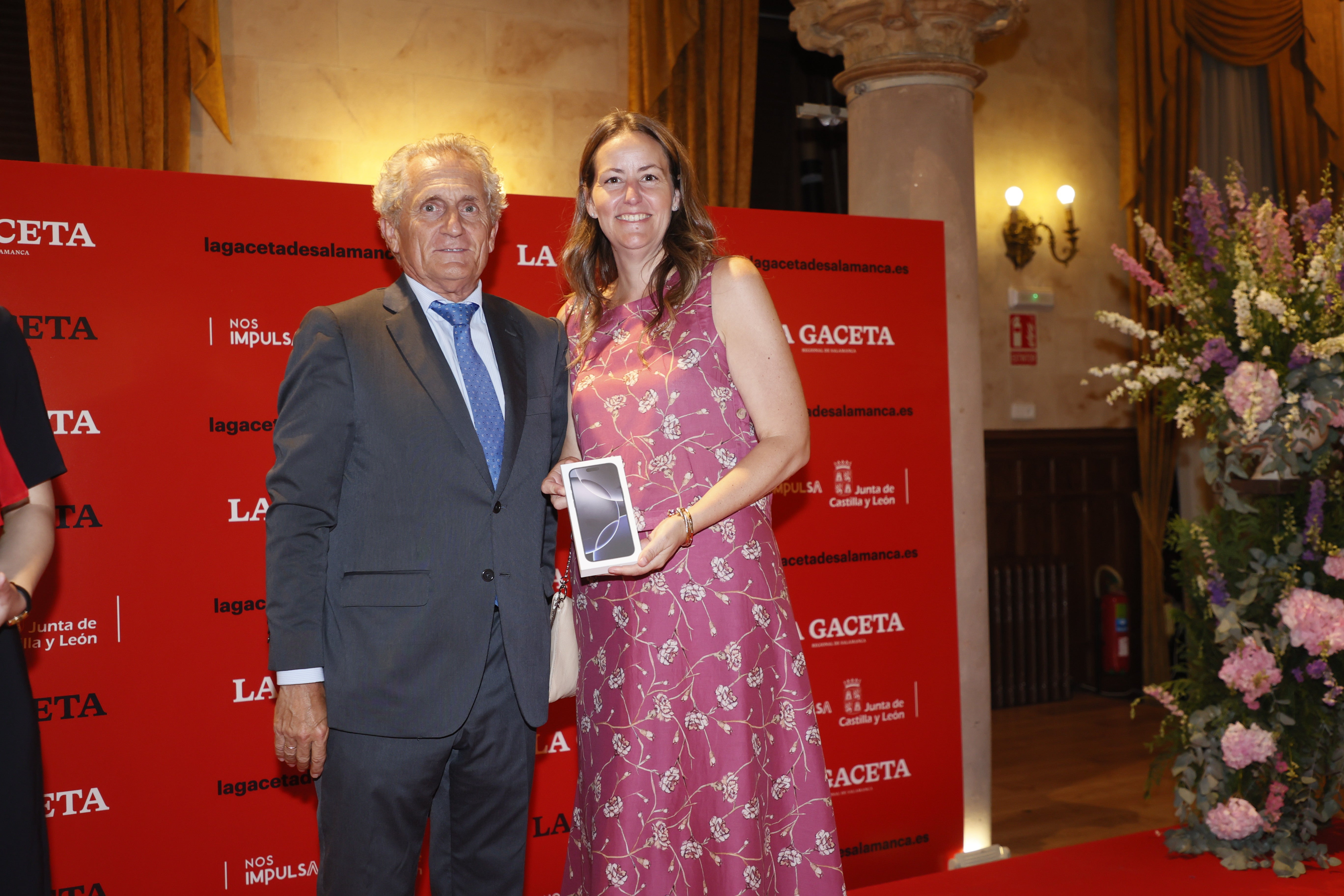 Jaime González Lucas, director general de LA GACETA, hizo entrega a Pilar Moreno (Cuidado Odontológico Infantil) como premio de un moderno teléfono Iphone 16 Pro Max Titanium, dotado de 256GB de almacenamiento.