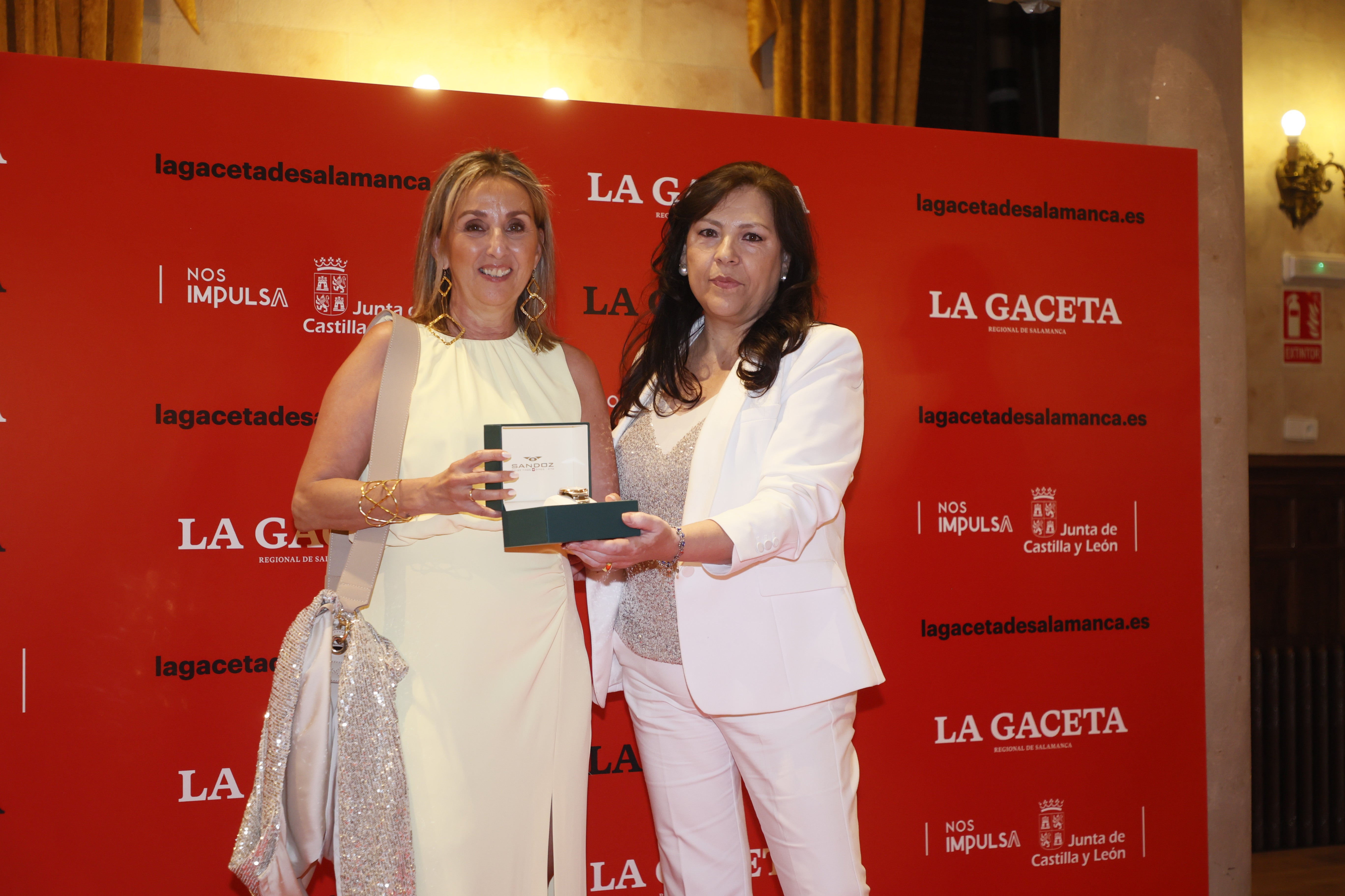 Joyería Cid tuvo la cortesía de regalar un reloj de caballero, de la marca Sandoz, que Mar González, de LA GACETA, entregó a la ganadora: Rocío Martín-Cubas (Salamanca Gestores).