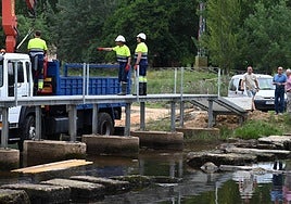 Operarios municipales durante la instalación de la estructura