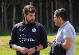Carlos Valverde dialogando con Rafael Dueñas.