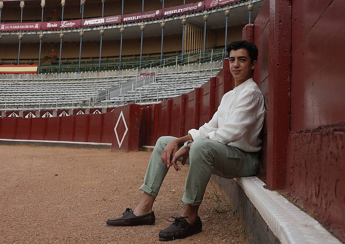 Imagen secundaria 1 - Tres momentos de la visita de Marco Pérez a La Glorieta en la previa de su presentación como matador de toros este sábado, 14 de junio, para actuar mano a mano con Morante de la Puebla.