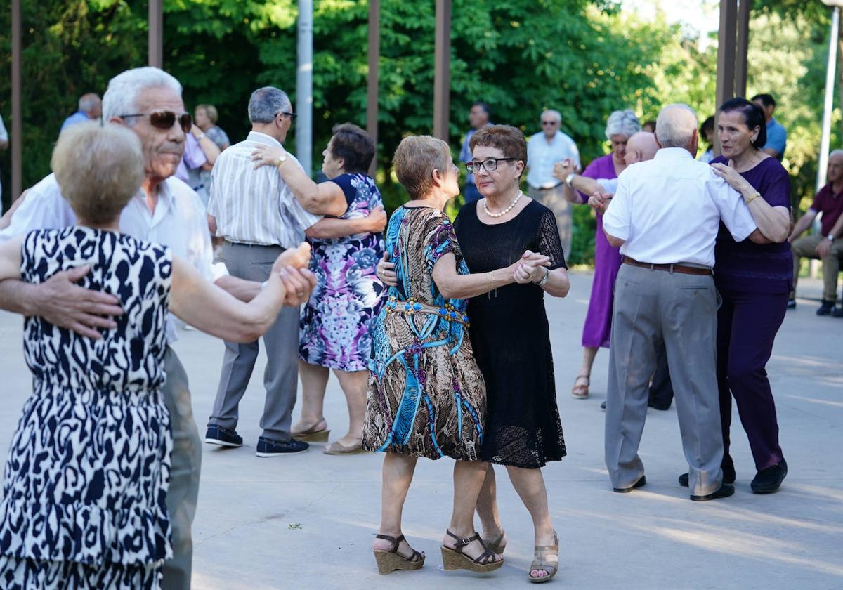 Este domingo arrancan los Bailes de Verano para personas mayores en el parque de los Jesuitas