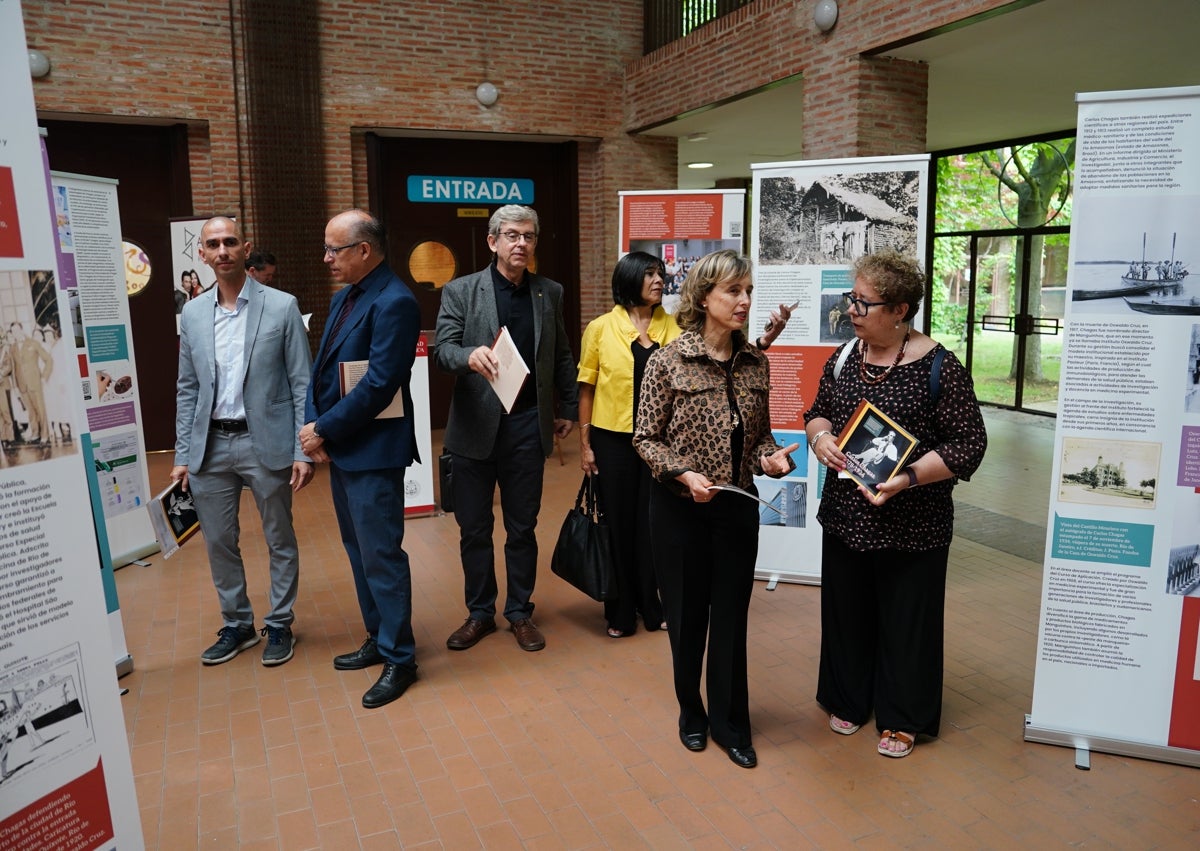 Imagen secundaria 1 - La Facultad de Farmacia rinde homenaje a Carlos Chagas con una exposición sobre su legado