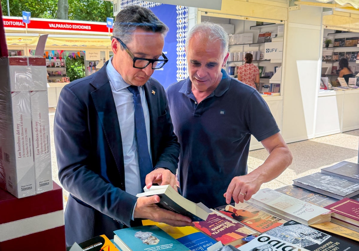 El libro que la Universidad regaló a la reina Letizia en la Feria del Libro de Madrid