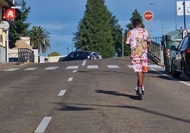 Un joven usando un patinete eléctrico en Ciudad Rodrigo
