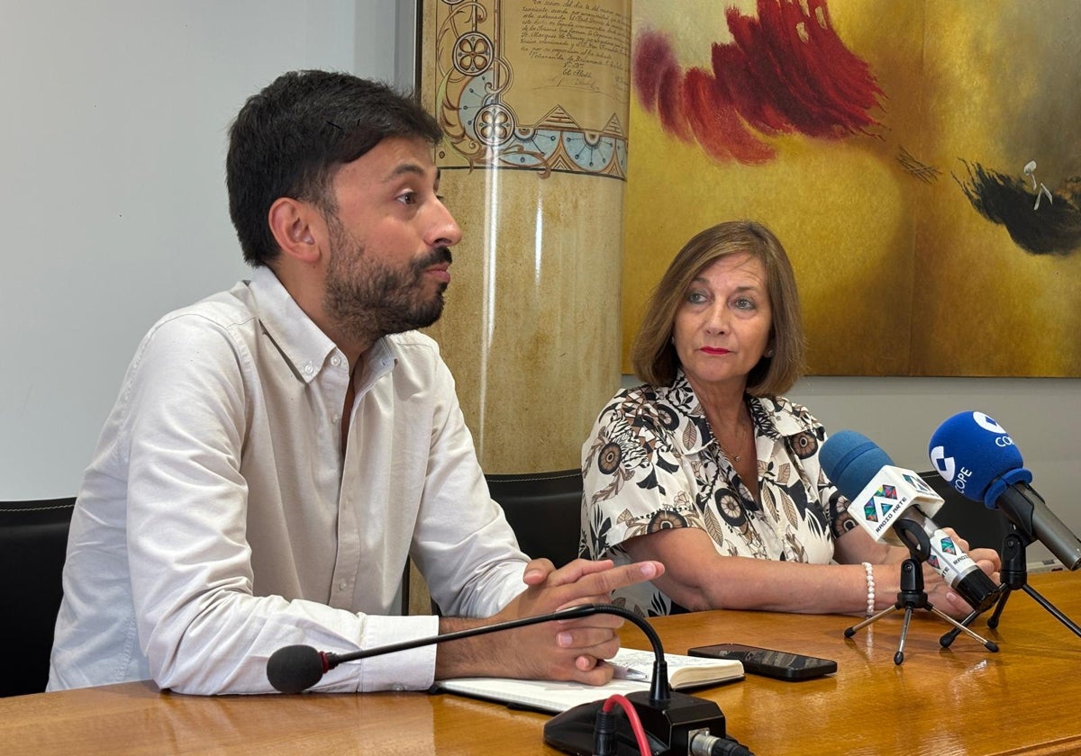 Fran  Díaz y Carmen Ávila, en rueda de prensa.
