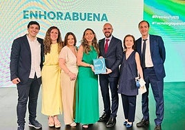 Representantes de Sacyl y el Hospital de Salamanca recogen el premio.