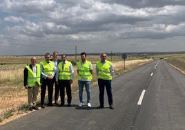 La visita oficial al tramo de carretera renovado junto a Ledesma.