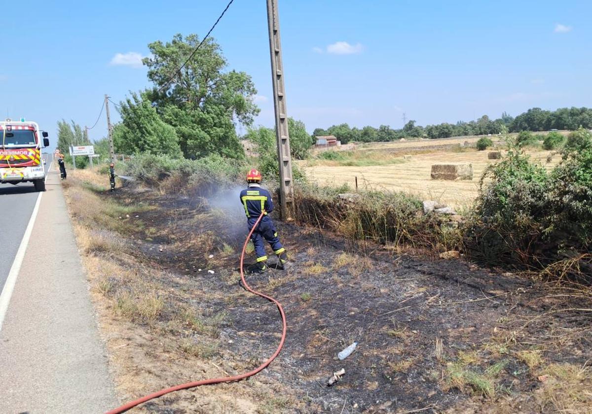 Imagen de los Bomberos sofocando el incendio de pasto.