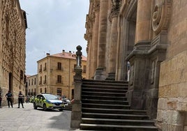 Varias patrullas de la Policía en el lugar del suceso.