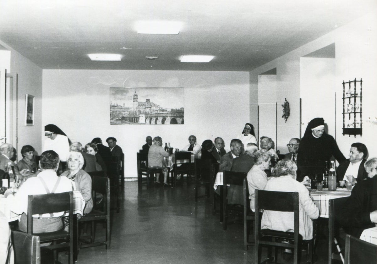 Atención de las Hermanitas de los Pobres en los años 80.