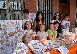 Alumnos del Seve ofrecen productos en el mercadillo de Peñaranda.