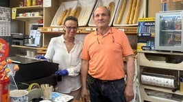 Martina y Ángel posan tras el mostrador de su tienda.