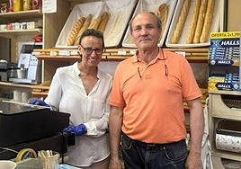 Martina y Ángel posan tras el mostrador de su tienda.