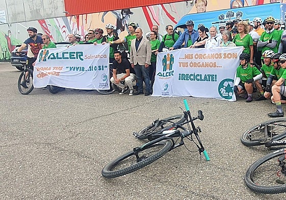 Los integrantes del "pelotón verde" de Alcer en la salida desde Villares de la Reina.