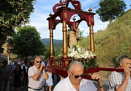 La imagen de San Antonio subió de la ermita a la iglesia parroquial.