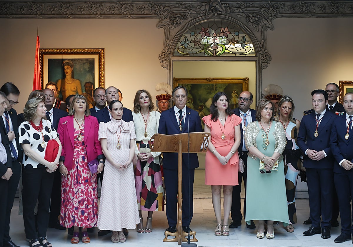 El alcalde de Salamanca y miembros de la Corporación Municipal, en el Museo Casa Lis con motivo de las fiestas en honor al patrón de la ciudad.