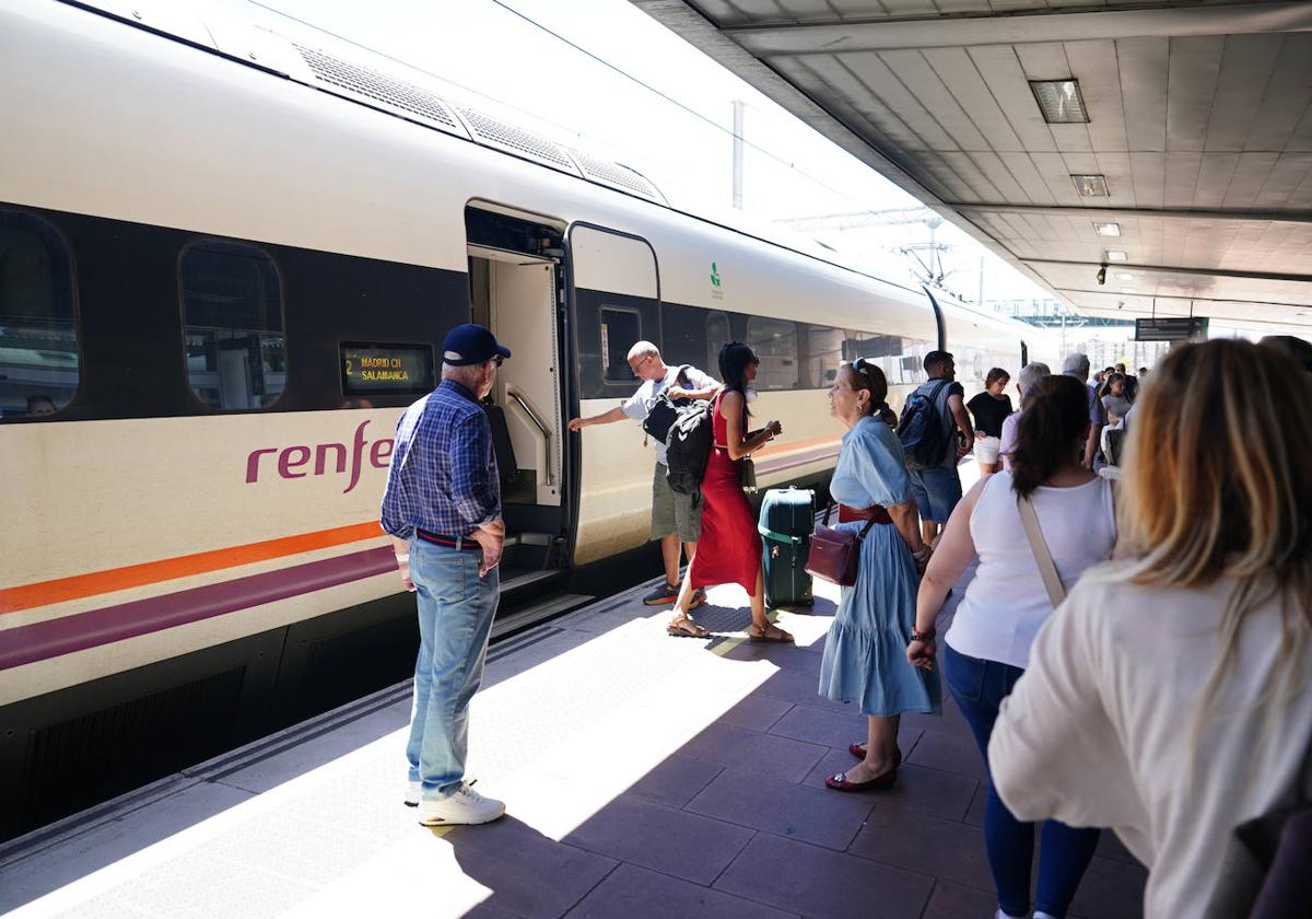 Salmantinos y turistas esperan para subirse a un tren en la estación de Salamanca.