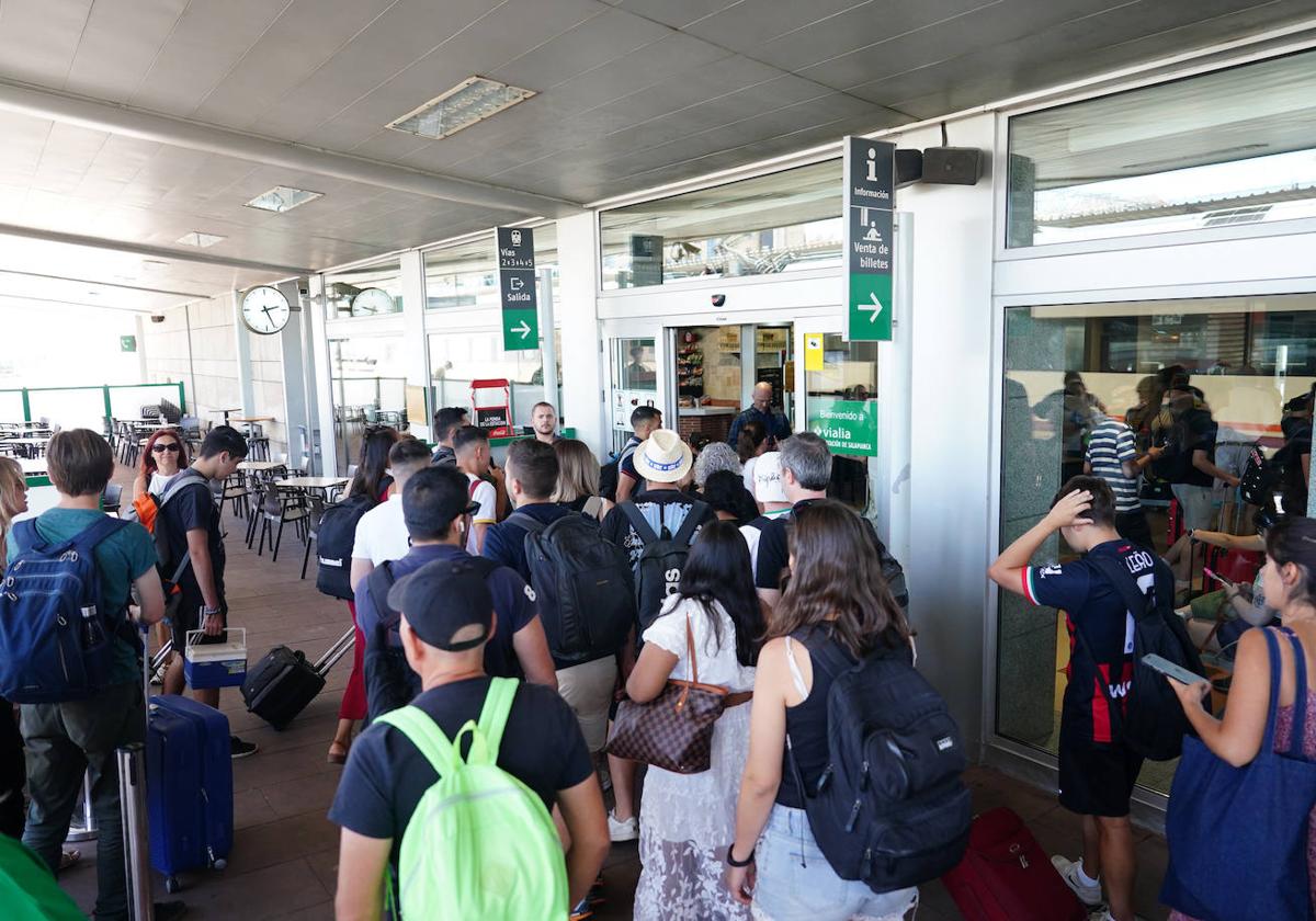 Algunos pasajeros bajan de un tren recién llegado a la estación de Salamanca.