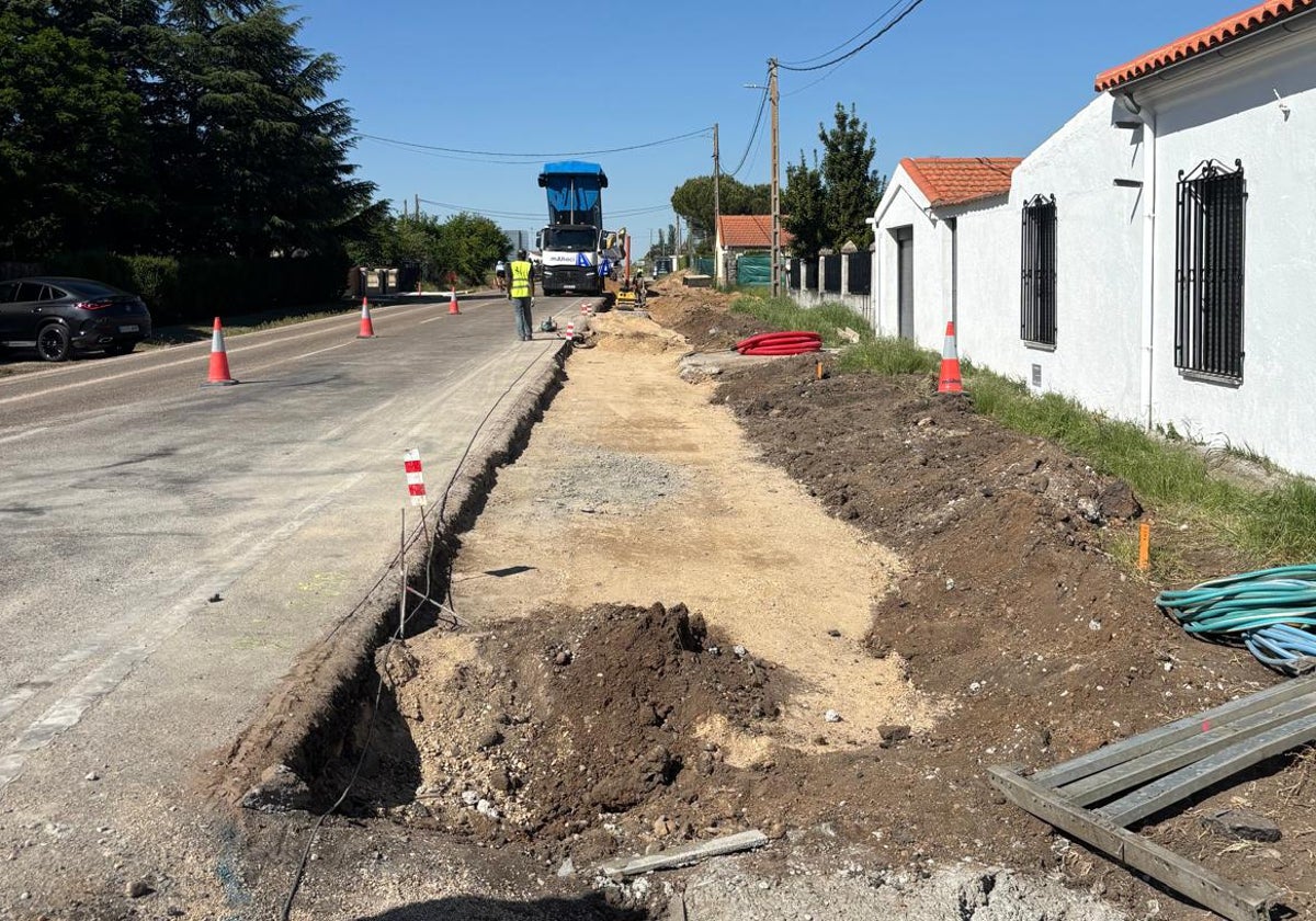 La obra de construcción de aceras en una de las travesías de La Vellés que carecía de ellas.