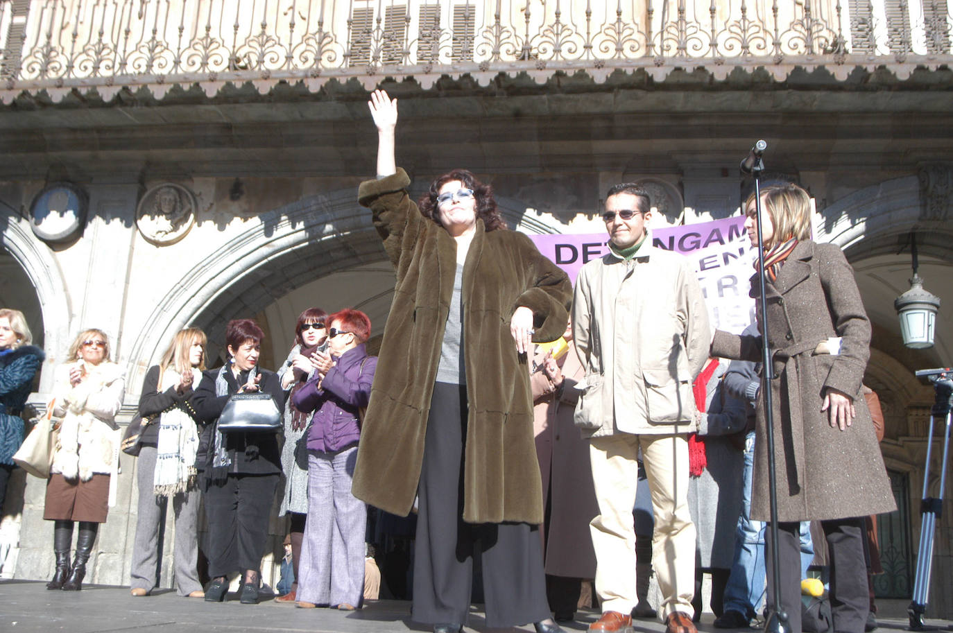 El 25 de noviembre de 2007, con motivo del Día Internacional contra la Violencia de Género, Charo López participó en una concentración en la Plaza Mayor en la que reivindicó la igualdad entre hombres y mujeres y animó a las víctimas a denunciar: «Deben ser valientes y por favor, que denuncien porque estamos todos aquí para apoyarlas, para acogerlas».