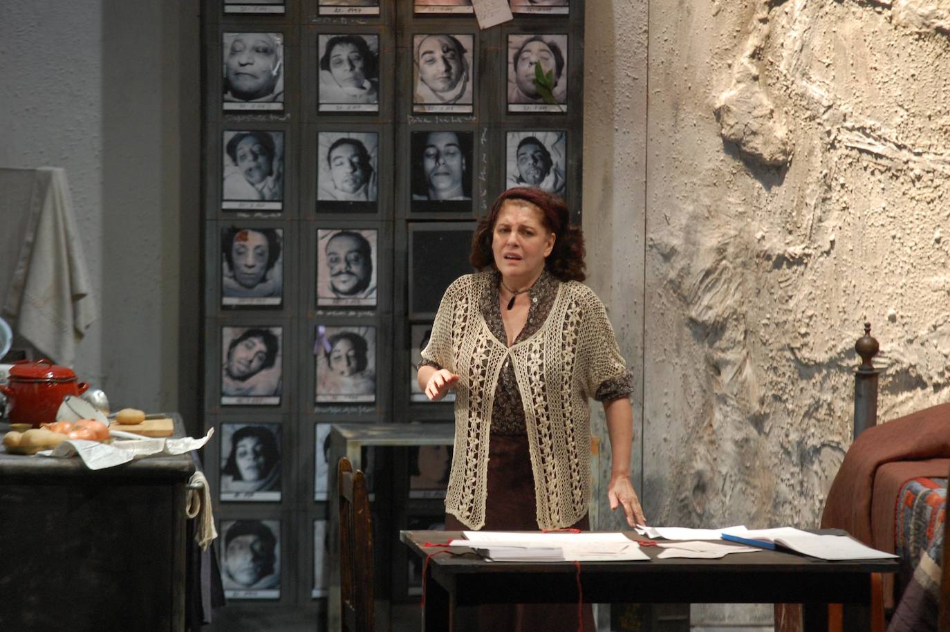 Charo López vuelve a presentar en Salamanca la obra «El otro lado», llenando varios días seguidos el Teatro de Caja Duero en mayo de 2008 junto a Eusebio Lázaro, que también dirigía la obra.