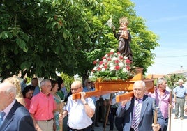 Momento de la salida del santo para iniciar la procesión