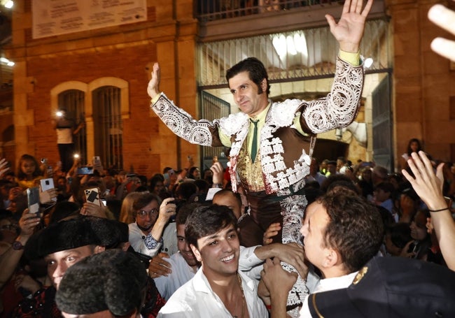 Morante, a hombros en La Glorieta el 18 de septiembre de 2022.