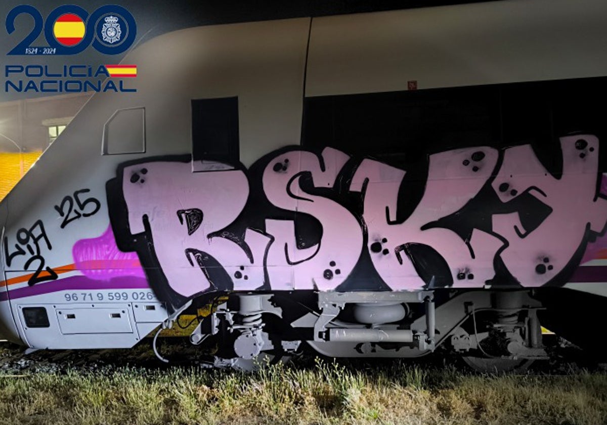 Imagen de un vagón de tren con pintadas.