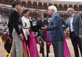 'El Viti' devuelve los sombreros a los toreros actuantes en La Glorieta.