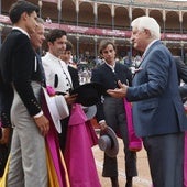 'El Viti' devuelve los sombreros a los toreros actuantes en La Glorieta.
