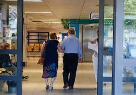 Entrada al centro de salud de La Alamedilla en la mañana del viernes.