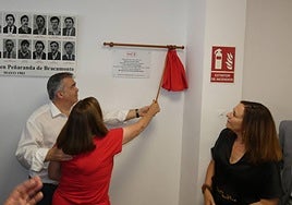 Imagen de la inauguración de la placa en la sede del PSOE de Peñaranda de Bracamonte.