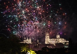 El espectáculo pirotécnico 'València, Foc I Passió', con motivo de los festejos en honor a San Juan de Sahagún, ilumina el cielo salmantino.
