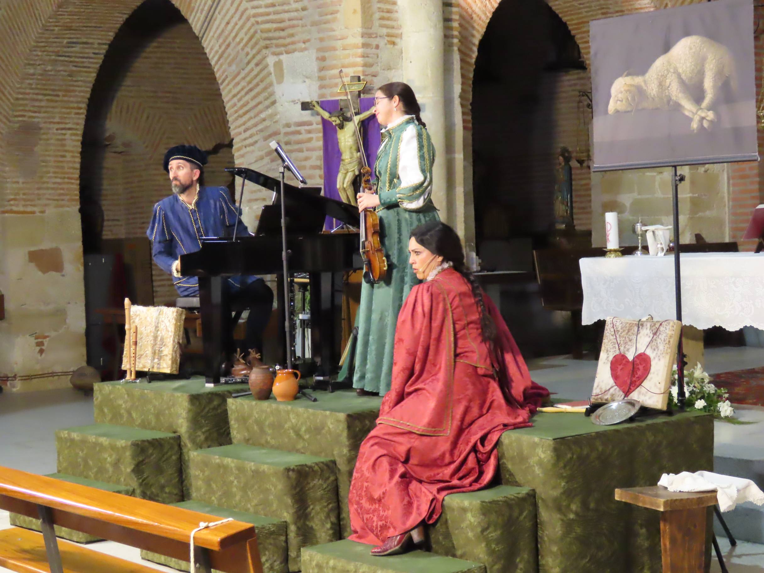 ‘Arcos y Ecos’ llena de vida escénica el templo mudéjar de Paradinas