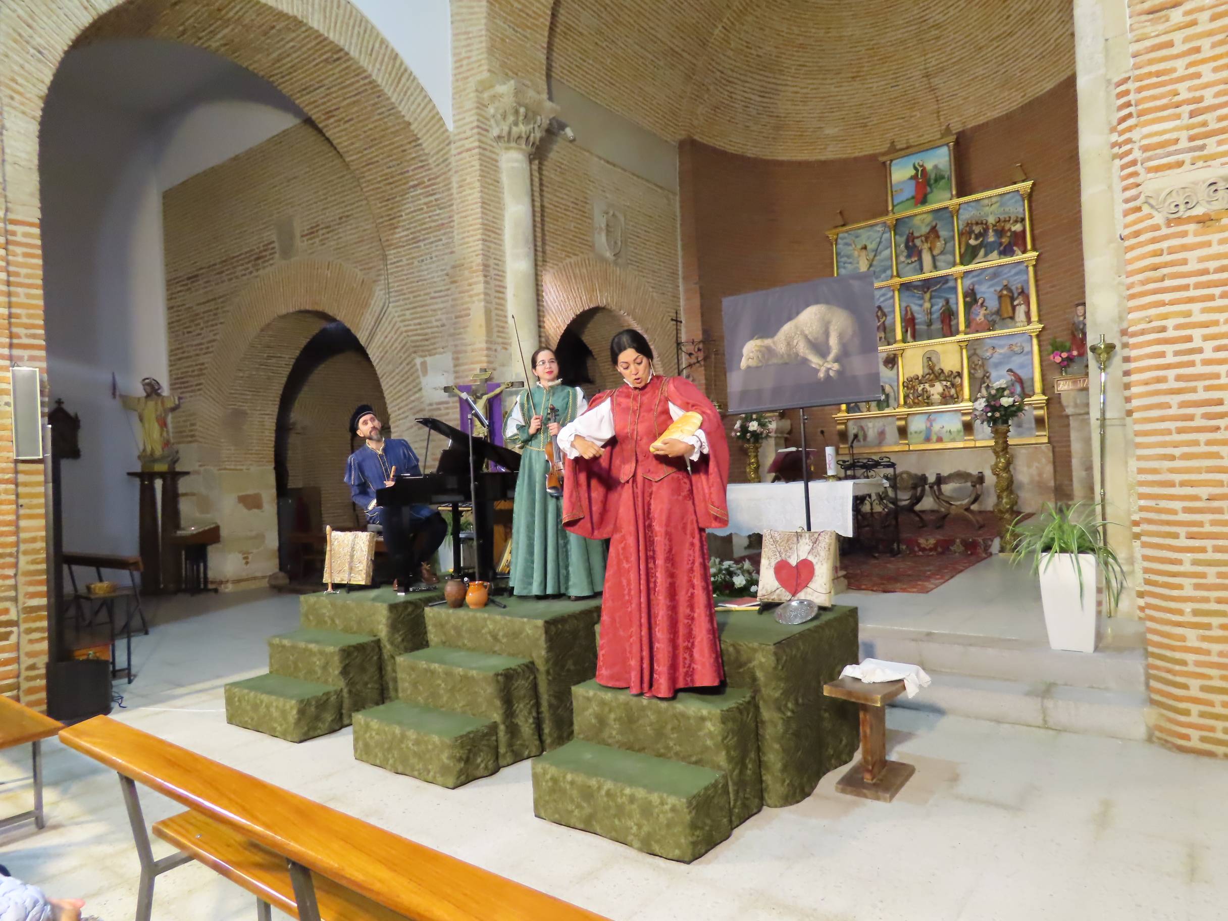 ‘Arcos y Ecos’ llena de vida escénica el templo mudéjar de Paradinas
