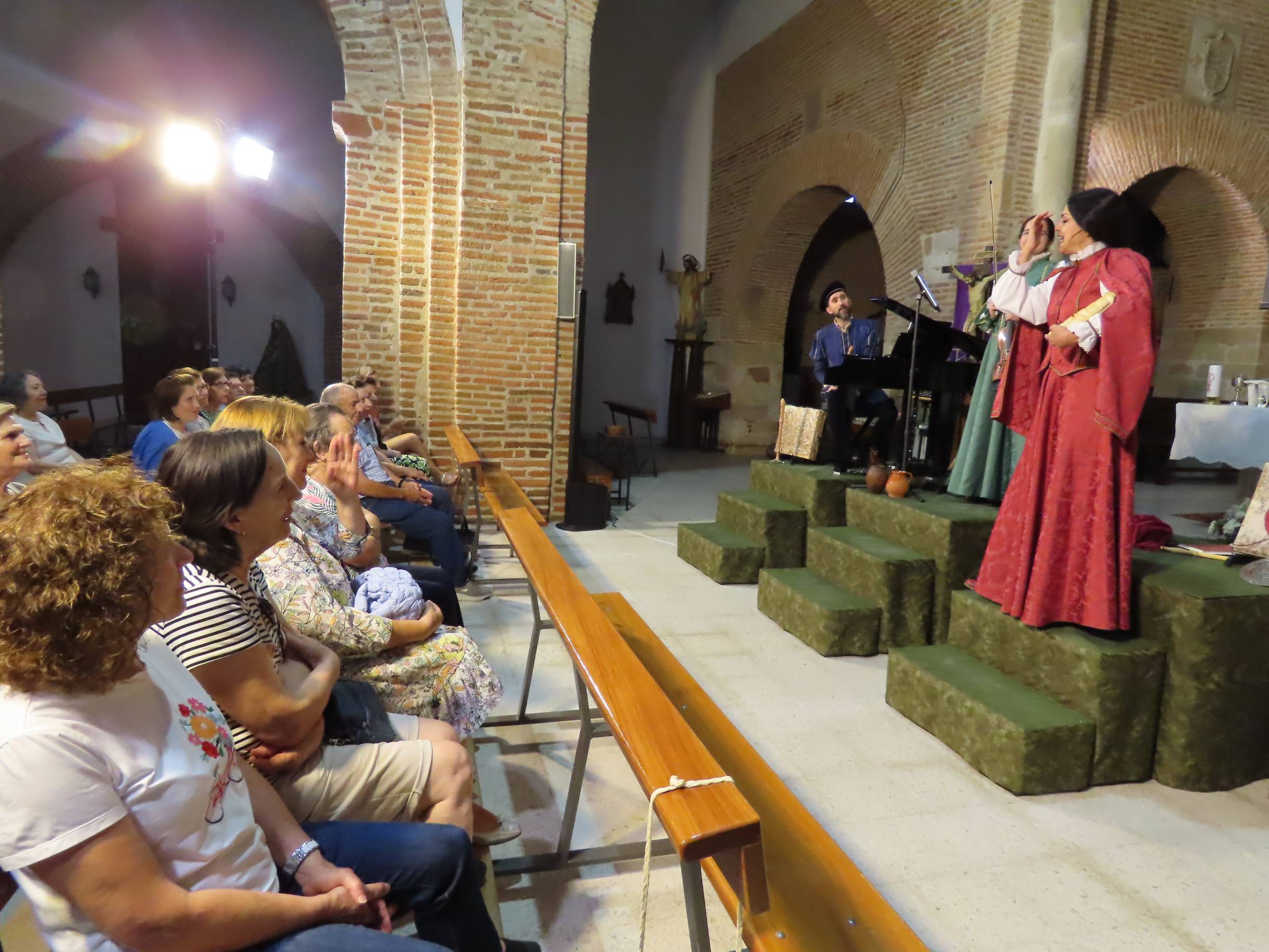 ‘Arcos y Ecos’ llena de vida escénica el templo mudéjar de Paradinas