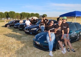 El prado de Villoria se ha convertido en una reunión gigante de amigos de los vehículos mejorados y personalizados procedentes de toda la provincia y de España, Francia y Portugal.