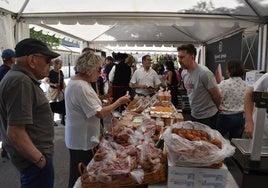 Imagen de público en uno de los expositores participantes en la feria agroalimentaria de Candelario.